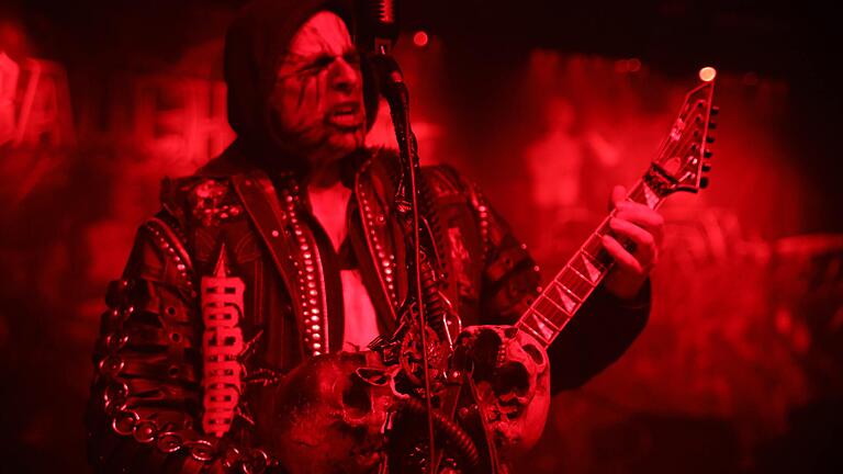 Blutig rot: Dämonen und Totenschädel dominieren die Bühnenshow der Stuttgarter Death-Metaller Debauchery.