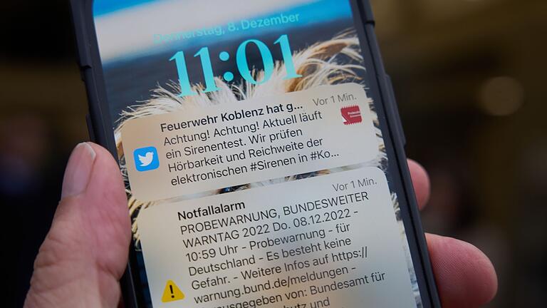 Cell Broadcast.jpeg       -  Seit Februar warnen Behörden in Deutschland über Cell Broadcast mit einer Art SMS vor Hochwasser, Großbränden und anderen folgenschweren Ereignissen.