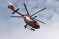 Ein Rettungshubschrauber im Einsatz       -  Eine 18-jährige Autofahrerin ist bei einem Unfall in Oberbayern lebensgefährlich verletzt und von einem Rettungshubschrauber ins Krankenhaus gebracht worden. (Symbolbild)