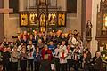 Höhepunkt des Mariensingens: Die drei Chöre Gesangverein Sängerlust Halsbach, Spessartlust Oberndorf und der Singkreis Bischbrunn singen gemeinsam das Marienlied 'Hier knie ich Maria vor deinem Bild'.