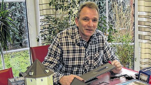 Fasziniert von Pola-Modellen: Ingo Möging aus Bad Wildungen, der eine Internetseite über das Unternehmen ins Netz stellte.