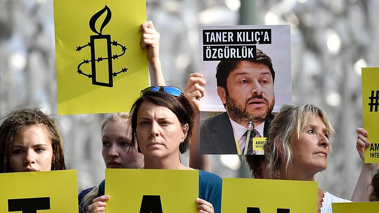 GERMANY-TURKEY-AMNESTY-PROTEST       -  Aktivisten von Amnesty International protestieren vor der türkischen Botschaft in Berlin gegen die Verhaftung von Taner Kilic.