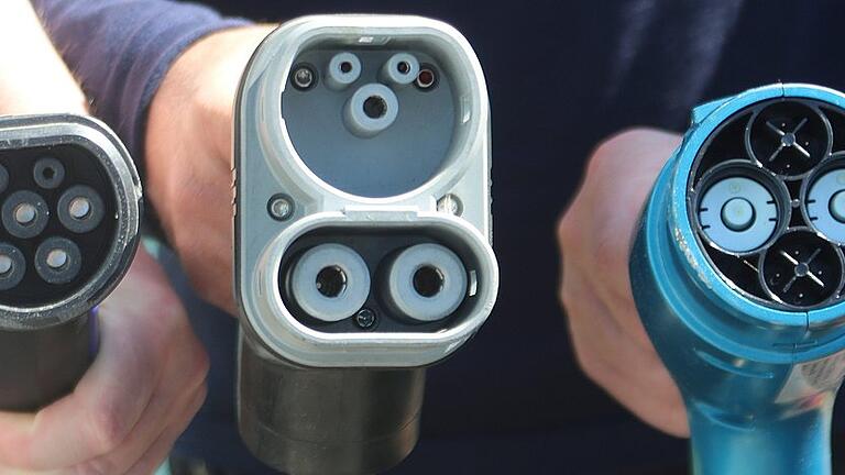 Mehrere &bdquo;Stecker-Typen&ldquo; sind aktuell an den Ladesäulen für Elektroautos zu finden &ndash; so auch am Euro-Ratspark in Knetzgau. Links der &bdquo;europäische Standard Typ 2&ldquo;, der zum Beispiel den Renault ZOE mit Wechselstrom lädt. In der Mitte der Typ &bdquo;CCS-Standard&ldquo;, mit dem per Gleichstrom der Opel Ampera per Schnellladung geladen wird, und rechts der in erster Linie für asiatische Hersteller vorgesehene &bdquo;ChadeTyp Mo&ldquo;.