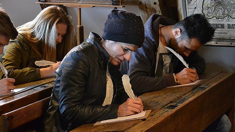 Mit dem Gänsekiel: Im Heimatmuseum Salzhaus lernten Asylsuchende und Gymnasiasten gemeinsam, wie früher geschrieben wurde.