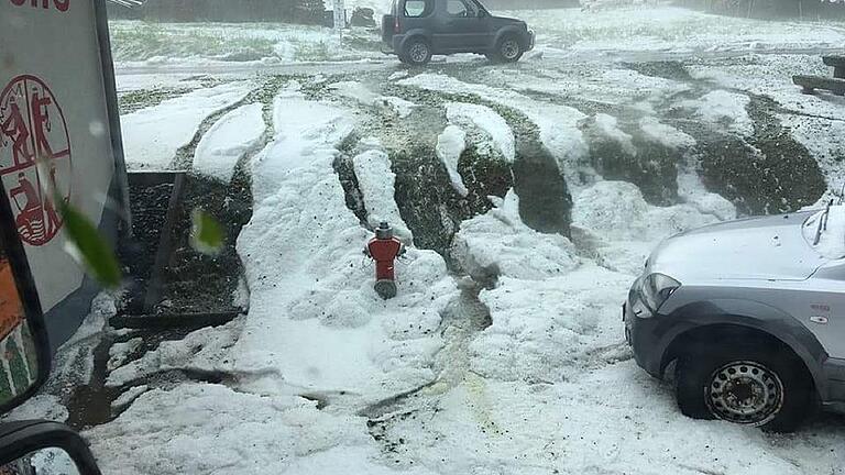 Unwetter: Am Vatertag richtete ein schwerer Hagelschlag in Ginolfs heftige Schäden an. Mitten im Mai mussten sogar die Schneepflüge ausrücken, um die Straßen zu räumen.