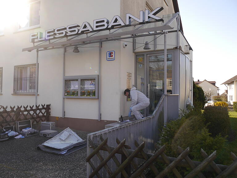 Enormer Sachschaden entstand bei einem Bankeinbruch mit Geldautomaten-Sprengung in Niederwerrn in der Nacht auf den 2. April.