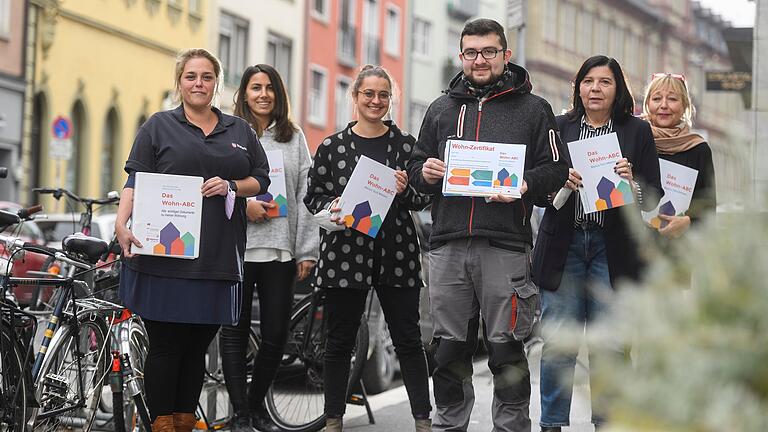 Diese Personen stecken hinter der Entwicklung des Wohn-ABCs: Barbara Griesbach (von links), Serpil Güclü Adolph, Esther Schießer, Christine Blum-Köhler und Heike Mix. Vorne steht Mohamed Dweidari, ein Teilnehmender.