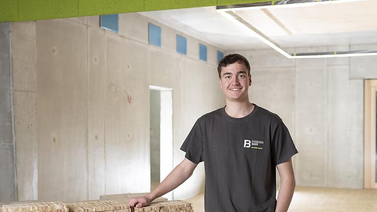 Louis Reinfurth auf der Baustelle. Der junge Parkettleger-Geselle freut sich über seinen dritten Platz beim Bundesentscheid.  Foto: Klaus Bauer       -  Louis Reinfurth auf der Baustelle. Der junge Parkettleger-Geselle freut sich über seinen dritten Platz beim Bundesentscheid.  Foto: Klaus Bauer