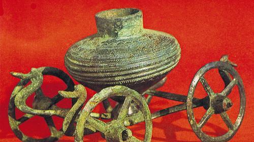 Fundsache: Vor 40 Jahren bargen Mitarbeiter des Landesamtes für Denkmalpflege den gerade mal zwölf Zentimeter hohen und achtzehn Zentimeter langen Miniatur-Bronzewagen in Acholshausen (Lkr. Würzburg). Bis heute ist er eines der wertvollsten Ausstellungsstücke des Mainfränkischen Museums in Würzburg.