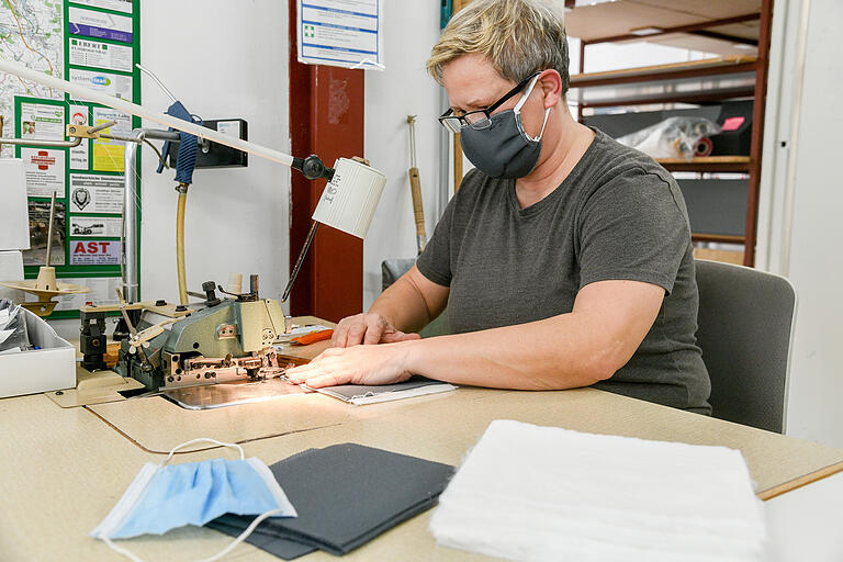 Abgegeben werden sollen die Masken aber nur zum Selbstkostenpreis an relevante Einrichtungen, nicht an Privatpersonen, sagt der Firmenchef. Hier eine Näherin, die zeigt, wie sie produziert werden. Abgegeben werden sollen die Masken aber nur zum Selbstkostenpreis an relevante Einrichtungen, nicht an Privatpersonen, sagt der Firmenchef. Hier eine Näherin, die zeigt, wie sie produziert werden. 