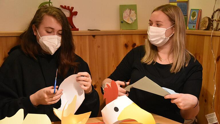 Nicole bastelt mit Sozialpädagogin Jessica Montag Requisiten für ihr Faschingskostüm. Nicole bastelt mit Sozialpädagogin Jessica Montag Requisiten für ihr Faschingskostüm.