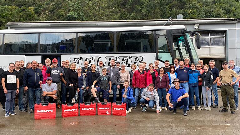 Wenige Tag nach der Flutkatastrophe fuhren zwei Busse der Firma Felber mit Helfer ins Ahrtal. Auch in Zukunft wollen die Helmstadter helfen. Wenige Tag nach der Flutkatastrophe fuhren zwei Busse der Firma Felber mit Helfer ins Ahrtal. Auch in Zukunft wollen die Helmstadter helfen.