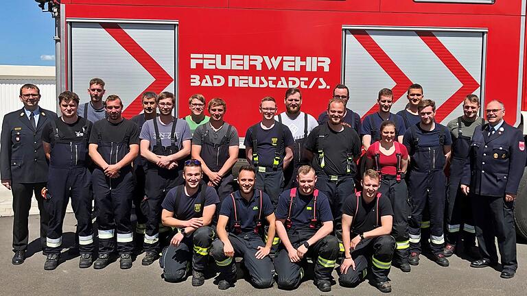 Auf dem Foto links außen KBI Michael Omert, rechts außen Lehrgangsleiter Martin Schäfer und alle Lehrgangsteilnehmer. Auf dem Foto links außen KBI Michael Omert, rechts außen Lehrgangsleiter Martin Schäfer und alle Lehrgangsteilnehmer.