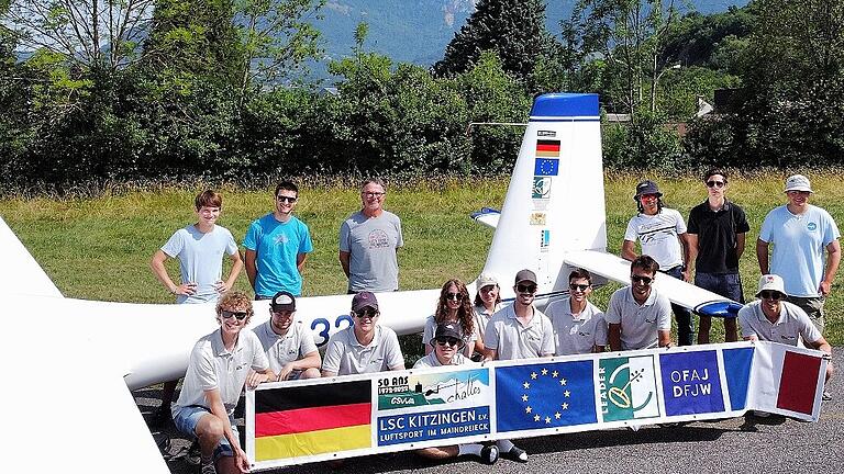 Ob in der Luft oder am Boden: Die deutschen und französischen jungen Pilotinnen und Piloten sind ein gutes Team. FOTO Herbert Sattler Ob in der Luft oder am Boden: Die deutschen und französischen jungen Pilotinnen und Piloten sind ein gutes Team. FOTO Herbert Sattler