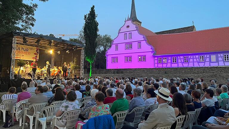 Etwa 260 Zuschauerinnen und Zuschauer verfolgten die Freiluft-Oper vor der Kulisse des frisch renovierten Spitals.