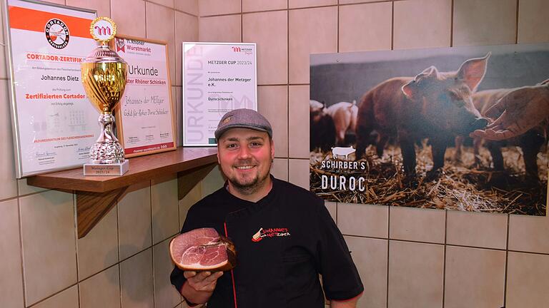 Johannes Dietz ist stolz auf seinen prämierten Duroc-Schinken. Johannes Dietz ist stolz auf seinen prämierten Duroc-Schinken.