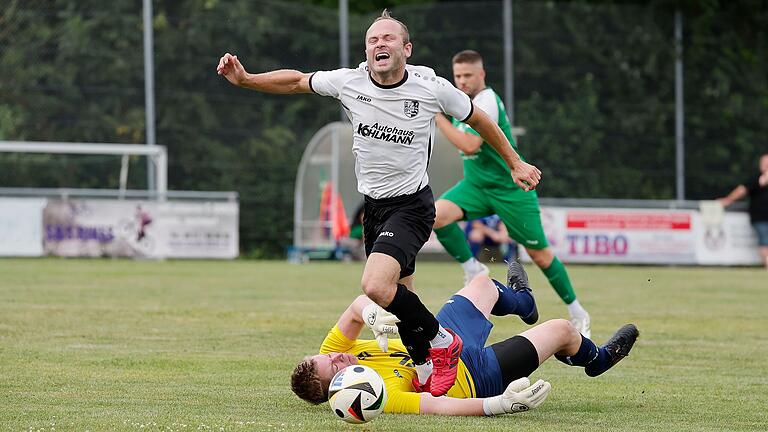 Autsch: Dieses Foul von Thüngersheims Torwart Benedict Schelbert stoppt den Karlburger Steffen Lehofer, der anschließend den Elfmeter vom 0:1 verwandelt.