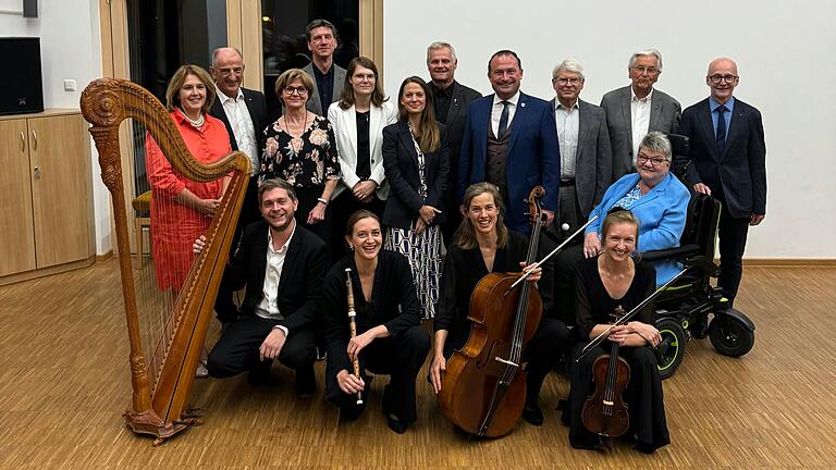 Im Bild von links vorne: Ensemble Société Lunaire (Maximilian Ehrhardt, Regina Kleim, Jule Hinrichsen, Nadine Henrichs); hinten: Martina Gießübel (MdL), Roberto Nernosi (Sparkasse Schweinfurt-Haßberge), Bettina Bärmann (stellv. Landrätin), Katharina Schaller, Udo Baake, Susanne Then (Vorstandsmitglieder), Werner Kirchner (Pfarrer i.R.), Christian Keller (1. Bürgermeister), Richard Vollmann, Martin Netter (Gründungsmitglieder), Sabine Lutz (Ehrenmitglied) und Rainer Aberle (Vorsitzender).