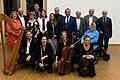 Im Bild von links vorne: Ensemble Société Lunaire (Maximilian Ehrhardt, Regina Kleim, Jule Hinrichsen, Nadine Henrichs); hinten: Martina Gießübel (MdL), Roberto Nernosi (Sparkasse Schweinfurt-Haßberge), Bettina Bärmann (stellv. Landrätin), Katharina Schaller, Udo Baake, Susanne Then (Vorstandsmitglieder), Werner Kirchner (Pfarrer i.R.), Christian Keller (1. Bürgermeister), Richard Vollmann, Martin Netter (Gründungsmitglieder), Sabine Lutz (Ehrenmitglied) und Rainer Aberle (Vorsitzender).