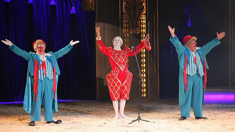 Kein Zirkus ohne Clowns, den heimlichen Superstars in der Manege. Bei der Deutschland-Tour des Circus Krone ist auch das Toni-Alexis-Trio mit dabei. Die beiden Clowns trieben allerlei Späße mit dem zumeist ernsthaften Weißclown. Kein Zirkus ohne Clowns, den heimlichen Superstars in der Manege. Bei der Deutschland-Tour des Circus Krone ist auch das Toni-Alexis-Trio mit dabei. Die beiden Clowns trieben allerlei Späße mit dem zumeist ernsthaften Weißclown.
