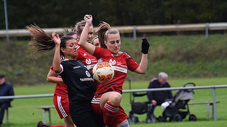 Rhöner Fußball-Nachlese       -  Eine 'haarige' Szene aus dem Frauenspiel des TSV Ebenhausen (in rot) gegen die SG Albertshausen/Nüdlingen.