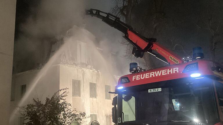 Dachstuhlbrand in München       -  Stundenlang sind die Feuerwehrleute bei dem kräftezehrenden Einsatz vor Ort. (Foto Handout)