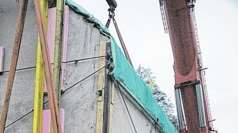 Ein Haus zieht um: Spektakulärer Kalthaus-Transport nach Fladungen