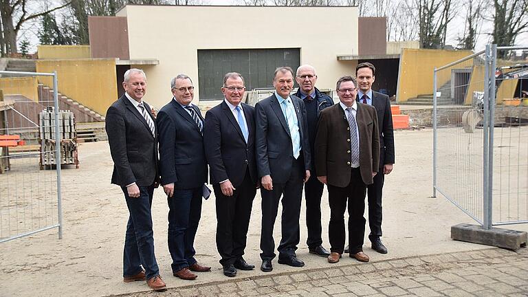 Bei der Übergabe des Leader-Förderbescheids an der Passionsspielbühne Sömmersdorf waren auch die anderen Geldgeber dabei: (von links) Euerbachs Bürgermeister Arthur Arnold, Bezirksrat Stefan Funk, Bezirkstagspräsident Erwin Dotzel, Passionsspielvereinsvorsitzender Robert König, EU-Leader-Koordinator Wolfgang Fuchs, Innenstaatssekretär Gerhard Eck und Landrat Florian Töpper. Foto Silvia Eidel