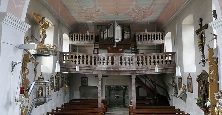 Zwei Emporen sind eine zuviel: Die obere Empore in der Kirche St. Barbara in Oberschwappach wurde nach dem Krieg eingebaut, als die Menschen wieder fleißig die Gottesdienste besuchten. Sie wird im Zuge der Innensanierung zurückgebaut. Zwei Emporen sind eine zuviel: Die obere Empore in der Kirche St. Barbara in Oberschwappach wurde nach dem Krieg eingebaut, als die Menschen wieder fleißig die Gottesdienste besuchten. Sie wird im Zuge der Innensanierung zurückgebaut.