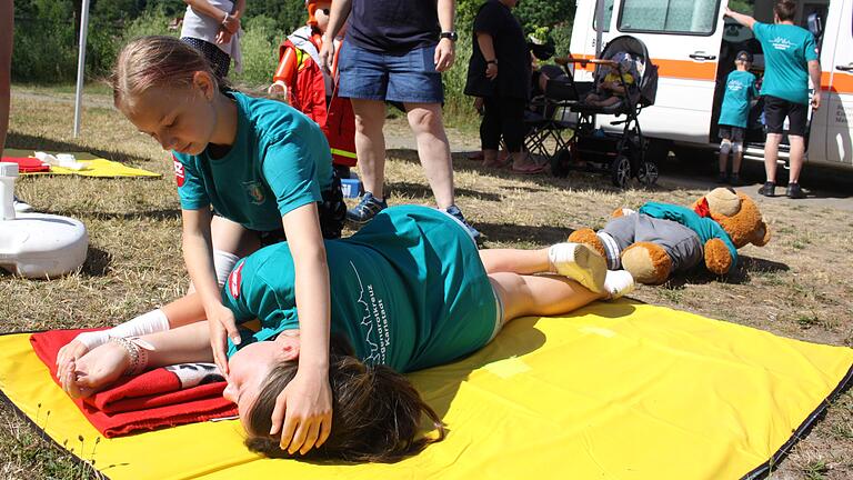 Auf den 'Action Days' in Karlstadt zeigten Mitglieder des Jugend-Rotkreuzes, wie die Stabile Seitenlage funktioniert. Auf den 'Action Days' in Karlstadt zeigten Mitglieder des Jugend-Rotkreuzes, wie die Stabile Seitenlage funktioniert.