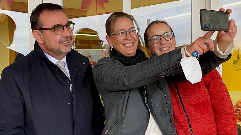 Ein Selfie mit dem Gesundheitsminister: Klaus Holetschek posierte mit Pflegedienstleiterin Daniela Hillenbrand (Mitte) und Raphaela Lenkl für ein Erinnerungsfoto.