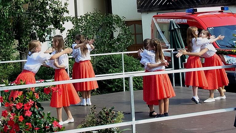 Erna Schors Gruppe bei der Vorführung des Volkstanzes 'Spinnradl'.