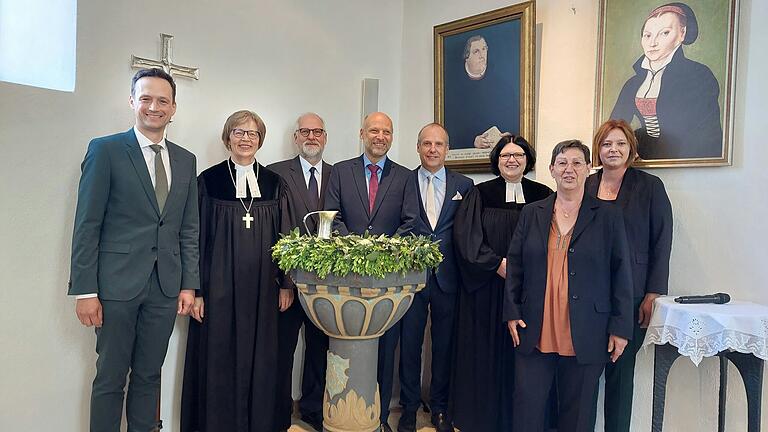 Nach dem Festgottesdienst in der Dorfkirche Obbach (von links): Landrat Florian Töpper, Regionalbischöfin Gisela Bornowski, die drei Patrone Georg Schäfer, Andreas Schäfer und Christian Schäfer, Pfarrerin Corinna Bandorf, Vertrauensfrau des Kirchenvorstands Elisabeth Baum, Bürgermeisterin Simone Seufert.