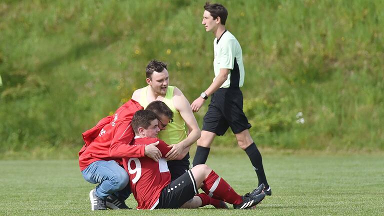 Hohenroths Trainer Stephan Hahn (Mitte) und Torjäger Fabian Mainberger (vorne, hier auf einem Archivbild nach dem gewonnen Spitzenspiel in Sandberg am 28. April) wollen auch nach der Relegation gegen den FC Untererthal II wieder jubeln. Hohenroths Trainer Stephan Hahn (Mitte) und Torjäger Fabian Mainberger (vorne, hier auf einem Archivbild nach dem gewonnen Spitzenspiel in Sandberg am 28. April) wollen auch nach der Relegation gegen den FC Untererthal II wieder jubeln. 