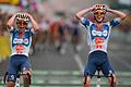 Tour de France       -  Der Franzose Romain Bardet (r) setzte sich vor seinem niederländischen Teamkollegen Frank van den Broek durch.