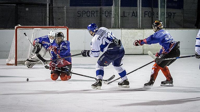 Da war die Welt noch in Ordnung: Die Würzburger Eisbären konnten 2016 auf ihrer Eisbahn in der Bezirksliga spielen. Nun wird die Würzburger Anlage saniert und die Eröffnung verspätet sich.