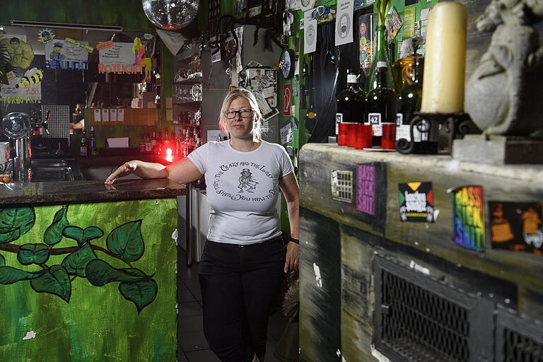 Aktuell ist es dunkel im Volkacher „Dschungel“. Seit Mitte März liegt der Betrieb brach. Katja Ruck, 44, steht hinter der Theke und seufzt. „Wir sind ja nicht auf der Reeperbahn.“