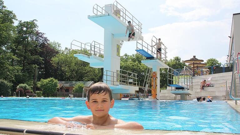 Am Donnerstag hat das Freibad des Geomaris wieder eröffnet. Unter den Badegästen des ersten Tags war auch Tim Schneider (9) aus Oberspiesheim. Am Donnerstag hat das Freibad des Geomaris wieder eröffnet. Unter den Badegästen des ersten Tags war auch Tim Schneider (9) aus Oberspiesheim.