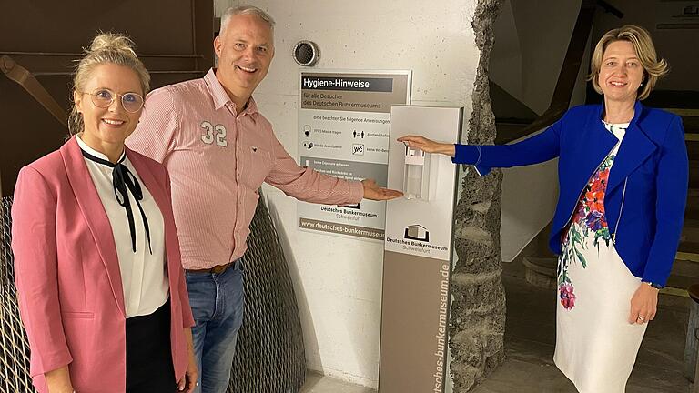 &nbsp;Die Betreiber Petra und Nils Brennecke freuen sich zusammen mit der Bundestagsabgeordneten Anja Weisgerber (CSU) über die neuen Hygienemaßnahmen im Deutschen Bunkermuseum.