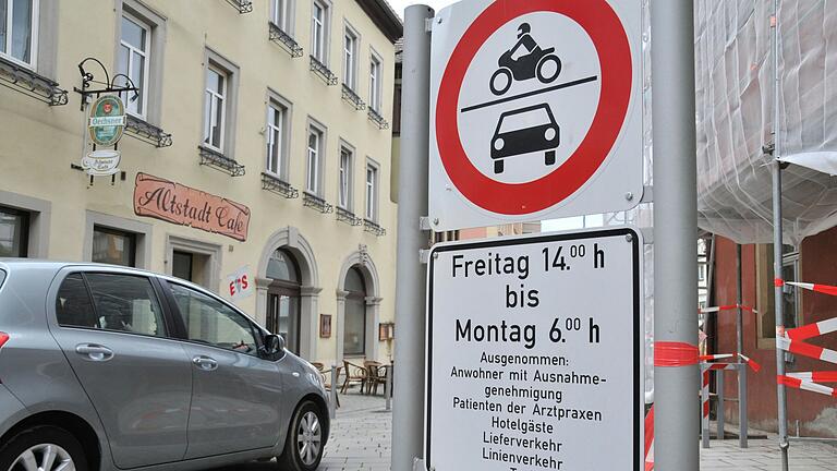 Schon vor rund zehn Jahren wurden die Schilder montiert, die an den Wochenenden zwischen Ostern und Oktober die Durchfahrt am Marktplatz untersagen. Beachtet werden sie kaum. Schon vor rund zehn Jahren wurden die Schilder montiert, die an den Wochenenden zwischen Ostern und Oktober die Durchfahrt am Marktplatz untersagen. Beachtet werden sie kaum.