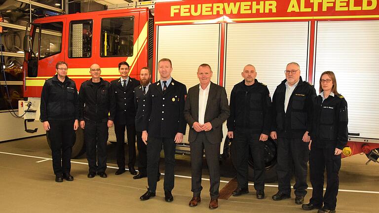Bürgermeister Thomas Stamm bestellte Sebastian Nitschky zum Notkommandanten der Altfelder Feuerwehr. Mit im Bild Kreisbrandmeister Christoph Schmitt, der Marktheidenfelder Feuerwehrkommandant Bernhard Nees, der ehemalige stellvertretende Kommandant Johannes Rotter, der ehemalige Kommandant Stephan Wiesmann, Kreisbrandrat Florian List, Kreisbrandinspektor Andreas Schmitt und Kreisbrandmeisterin Anna Diener. Bürgermeister Thomas Stamm bestellte Sebastian Nitschky zum Notkommandanten der Altfelder Feuerwehr. Mit im Bild Kreisbrandmeister Christoph Schmitt, der Marktheidenfelder Feuerwehrkommandant Bernhard Nees, der ehemalige stellvertretende Kommandant Johannes Rotter, der ehemalige Kommandant Stephan Wiesmann, Kreisbrandrat Florian List, Kreisbrandinspektor Andreas Schmitt und Kreisbrandmeisterin Anna Diener.