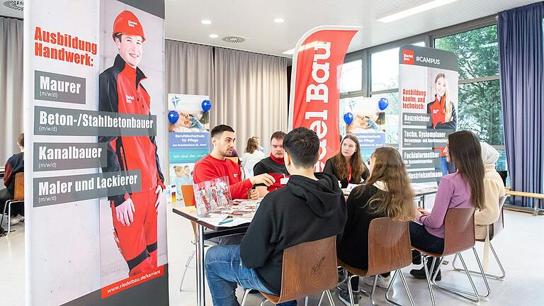 Riedel Bau sucht wie viele Unternehmen Nachwuchskräfte, wie im Februar beim Job-Speed-Dating der Mittelschulen in der Albert-Schweitzer-Schule. Riedel Bau sucht wie viele Unternehmen Nachwuchskräfte, wie im Februar beim Job-Speed-Dating der Mittelschulen in der Albert-Schweitzer-Schule.