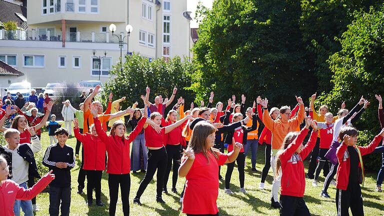 Tanz-Flashmob im Siebener-Park Bad Brückenau. - Tanz-Flashmob im Siebener-Park Bad Brückenau. Tanz-Flashmob im Siebener-Park Bad Brückenau. - Tanz-Flashmob im Siebener-Park Bad Brückenau.