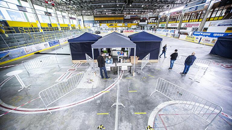Schnelltest-Zentrum im Eissportstadion in Haßfurt: Der Landkreis Haßberge sei in Sachen Corona-Tests gut aufgestellt, heißt es aus dem Landratsamt. In der Teststrategie sieht die Behörde auch einen Grund für die hohe Sieben-Tage-Inzidenz. Schnelltest-Zentrum im Eissportstadion in Haßfurt: Der Landkreis Haßberge sei in Sachen Corona-Tests gut aufgestellt, heißt es aus dem Landratsamt. In der Teststrategie sieht die Behörde auch einen Grund für die hohe Sieben-Tage-Inzidenz.