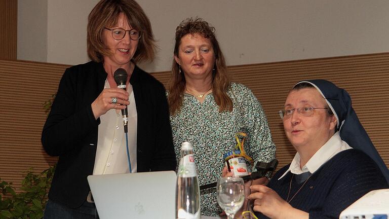 Kreisbäuerin Cäcilie Werner und ihre Stellvertreterin Petra Grimmer (von links) freuten sich mit Schwester Teresa über die gelungene Veranstaltung.