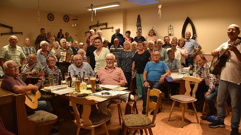 Mit einem zünftigen Wirtshaus-Liederabend feierten die Gambacher Wirtshaussänger ihren 20. Geburtstag. Rechts im Bild der Leiter der Sänger Dieter Baier.