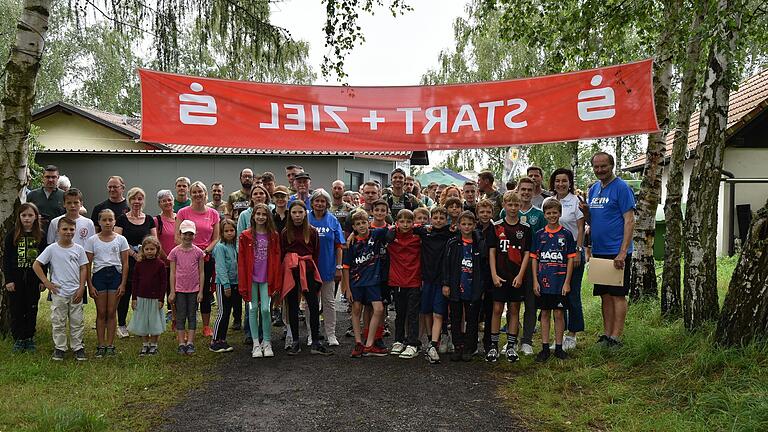 Warten auf das Startsignal: 250 Menschen nahmen an der Benefizaktion 'Lauf für Kinder', organisiert von der Seniorenunion Haßberge mit Vorsitzendem Wolfgang Kunzmann, CSU-Bundestagsabgeordnete Dorothee Bär und Schirmherrn Heinrich Ritter (von rechts), teil.