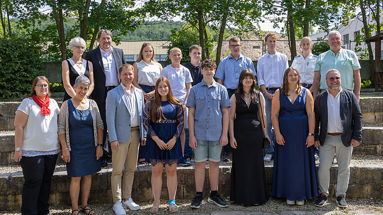 Für 55 junge Menschen begann am 17. Juli mit der Übergabe der Zeugnisse in der Mittelschule Ebern der berühmte &quot;Ernst des Lebens&quot;. Grund genug für eine angemessene Feier in der Aula der Schule.