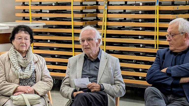 Zeitzeuge Bodo Sengstock (83, Mitte) mit Ehefrau und Hermann-Josef Dresbach, Vorsitzender des Seniorenbeirats - Zeitzeuge Bodo Sengstock (83, Mitte) mit Ehefrau und Hermann-Josef Dresbach, Vorsitzender des Seniorenbeirats Zeitzeuge Bodo Sengstock (83, Mitte) mit Ehefrau und Hermann-Josef Dresbach, Vorsitzender des Seniorenbeirats - Zeitzeuge Bodo Sengstock (83, Mitte) mit Ehefrau und Hermann-Josef Dresbach, Vorsitzender des Seniorenbeirats