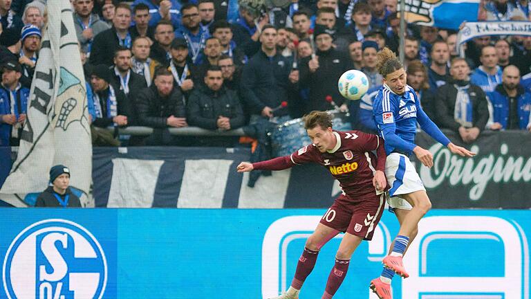 FC Schalke 04 - Jahn Regensburg       -  In den Zweikämpfen, hier Christian Viet (l) mit Schalkes Taylan Bulut, waren die Regensburger zu selten Sieger.